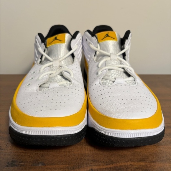 Nike Air Jordan Max Aura 5 Shoes Sneakers DZ4353-701 Size 8 Men / 9.5 Women - Picture 3 of 7